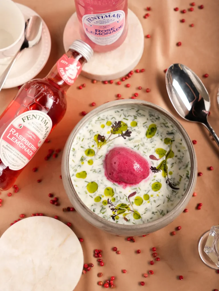 Stolik dla gości w restauracji Willa Berlińska